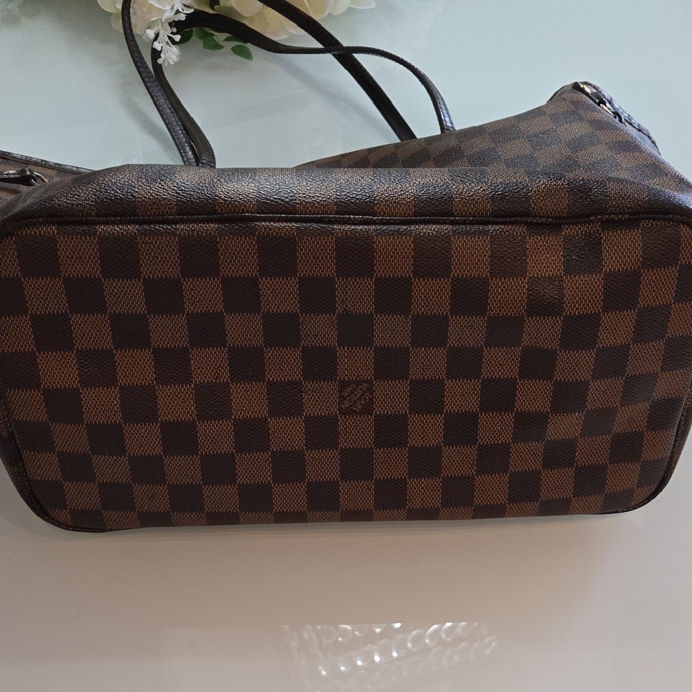 LV Neverfull Bag - Picture 10 of 15